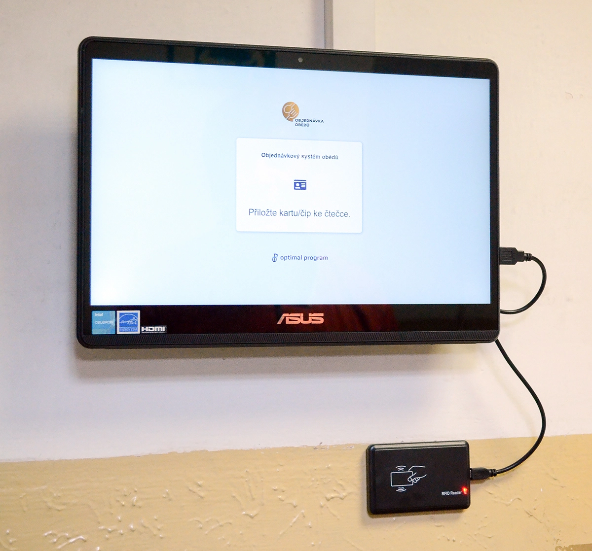 Čtečka karet u terminálu v jídelně Jetti