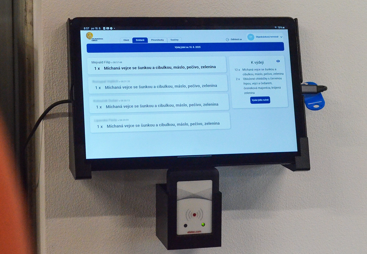 Detail na výdejní terminál. Je zde řešení postavené na Android tabletu.