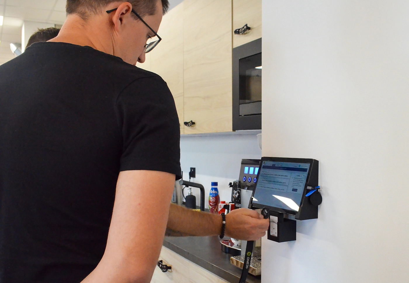 Přiložení čtečky u terminálu v jídelně ONE3D